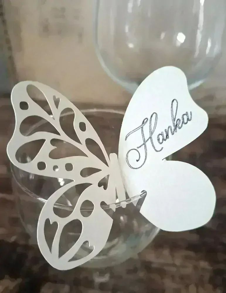 Vyrezávané menovky na poháre